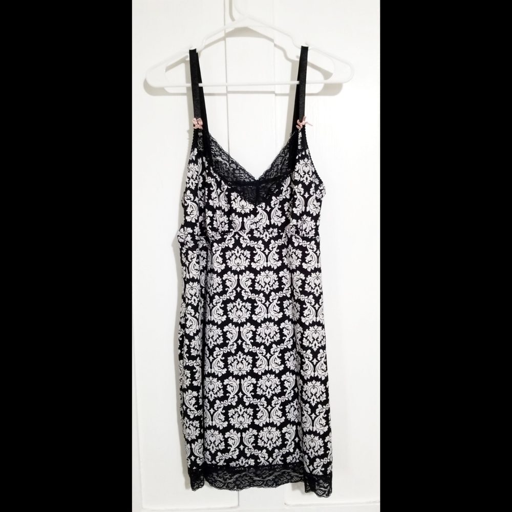 2X Delta Burke Black and White Nightgown